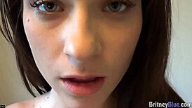 Britney Blue mladá 18+ tělo v hardcore akci