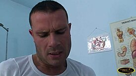 Doktor bruker nye leker på blond pasients store ræv