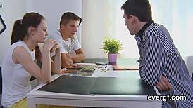 Fata iubeste să se plimbe goală pe stradă noaptea și se masturbează la ușile oamenilor - plimbare nocturnă - partea 1 din 3