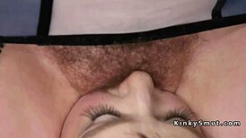 Rit plugana lezbična sužnja rit šiban trdo v kinkiju BDSM seansi