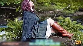 Does Melina flash her holes in the forest?