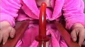 Sramežljiva biseksualna amaterka gura dildo u usko dupe na kućnoj analnoj sesiji