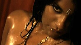 Její indická bronzová kráska tančí smyslně, oblečení trhá v exotickém striptézu