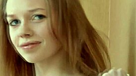 Kiinteät tissit teini 18+ tutkii itseään kylpyhuoneessa myöhään yöllä. Hän kiusoittelee ja leikkii soolona.