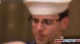 Napaleni swingersi jęczą głośno podczas dzikiego grupowego seksu pełnego spermy