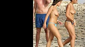 Nøgen pige danser vildt på stranden