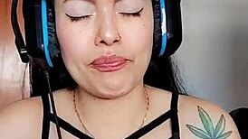 תראו איך אני מלטפת את עצמי תוך צפייה בפורנו