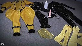 Hey, tjek mig i 3 lag latex med 4 lag handsker og gasmaske til selv-bondage! 😈