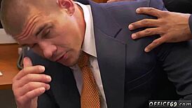 Στρέιτ τύποι φιλάνε γυμνούς Λατίνους άντρες