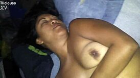 Isteri MILF Asia panas dikongkek kuat di atas katil.