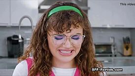 Knižní klub foursome s nerdy přítelkyněmi v nočním klubu