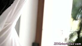 فتاة أنيقة تركب زب كبير بقوة