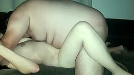 Meu marido fode minha buceta gostoso no sofá com força