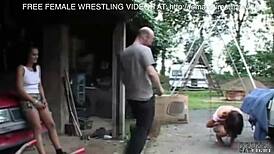 Dua cewek adu tinju ganas di dalam mobil rusak di junkyard