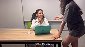 대학 인기녀가 과목 통과 위해 호의로 애걸한다