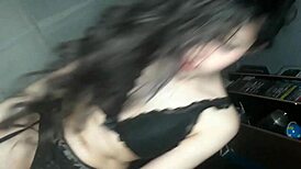 Garota Quente Provoca em Lingerie com Curvas Perfeitas