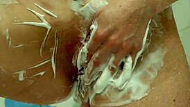 hermanastra se afeita el coño depilado en la ducha sin vergüenza 😏