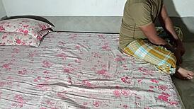 अंडा बेचने वाला अकेली भाभी को राँच पर जंगली घरेलू चोदाई में मजबूर करता है। यार, कितना गर्म! 🔥