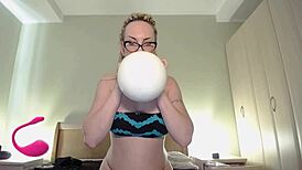 Hey, watch this curvy babe blow to pop a white balloon! 😍