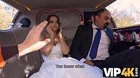 Bil sem raztrgan, ko sem gledal svojo nevesto, kako ji jebajo ritko v limuzini.