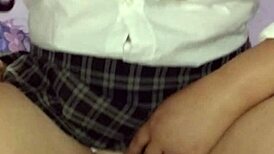 POV com a jovem Lluvia Dorada debaixo da saia no escândalo escolar