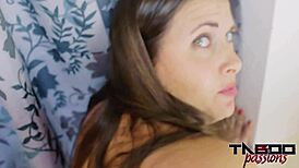 Горячая мачеха Мадисин Ли жёстко трахается в ванне