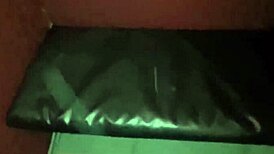 Casal Bi Novinhos Chupando e Fodendo com Desconhecidos no Glory Hole