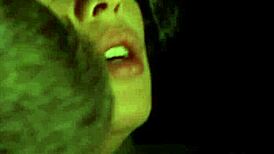 Melanie Coste Provoca com Ação Sexy de Boquete Topless Morena