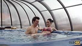 Angie Moon seduce a su viejo novio en jacuzzi para juegos sucios