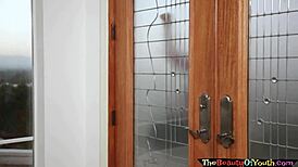 Titta på den stora bröstiga tonåringen 18+ cheerleader som får sin fitta slickad av en liten 18+ tjej.