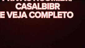 若いバイカップルがグローリーホールで見知らぬ人と吸ってファック