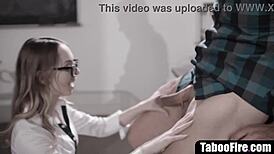 Cheerleader Remaja Polos Pakai Kacamata Ngisep dan Dientot Guru Mesum!