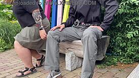 Σέξι MILF με αφήνει να τελειώσω στον πάγκο πάρκου