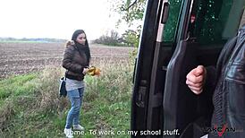 Hluboký prc pro podvedenou brunetku školáčku 18+ v taxíku