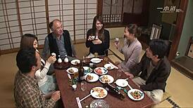 نساء يابانيات جميلات في حفلة حي كريمبي مع كيوها هيميكاوا، ريكا ساوامورا، وتوكو ماناكا