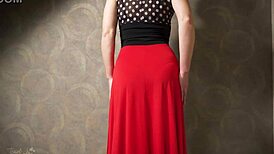 Vruća MILF zadirkuje u tesnoj haljini s vidljivim gaćicama