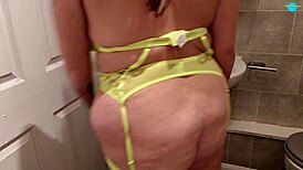 Calda brunetta cavalca cazzo nero da dietro interrazziale