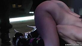 Hé, tu veux voir une beauté espagnole se faire baiser dur dans la rue ?