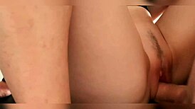 Brynn Tyler se ohýbá pro psí pozici a felaci v technické podpoře