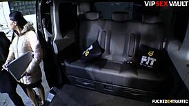 İnek esmer Any Maax trafik şoförünün büyük sikini için aldatıyor