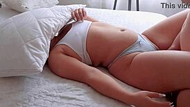 بعد انتظار طويل، أخيراً نكت كسها اللاتيني الضيق في الهواء الطلق. تمزق تنورتها بسرعة.