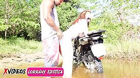 aceitei ajuda de um estranho para lavar minha moto e paguei com prazer