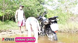 Aku terima bantuan orang asing basuh motosikal aku dan bayar dengan kenikmatan