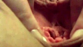 Agujero de coño hinchado estirado ampliamente durante masturbación sola intensa