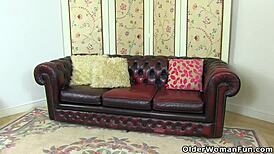 British MILF Lelani is craving that stuffed fanny feeling with her dildo 😏