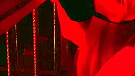 Blondínka v putách šľahaná zadok v zákulisí