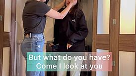 mi hermanastro no está en casa y yo juego con su esposa a médicos calientes sobre la lavadora