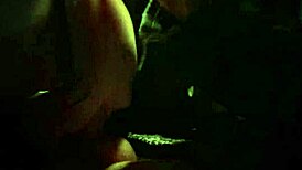 Ez a 18+ tini szopja a faszt a parkolóban, wow!