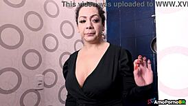 madrasta fica louca vendo enteado cheirar sua calcinha no banheiro