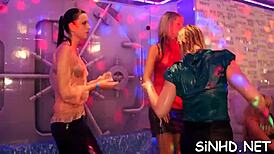 Orgi kumpulan gebu menggoda di parti liar